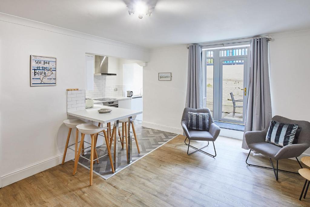 cocina y sala de estar con mesa y sillas en Apartment 1 - Khyber Lodge Apartments en Whitby