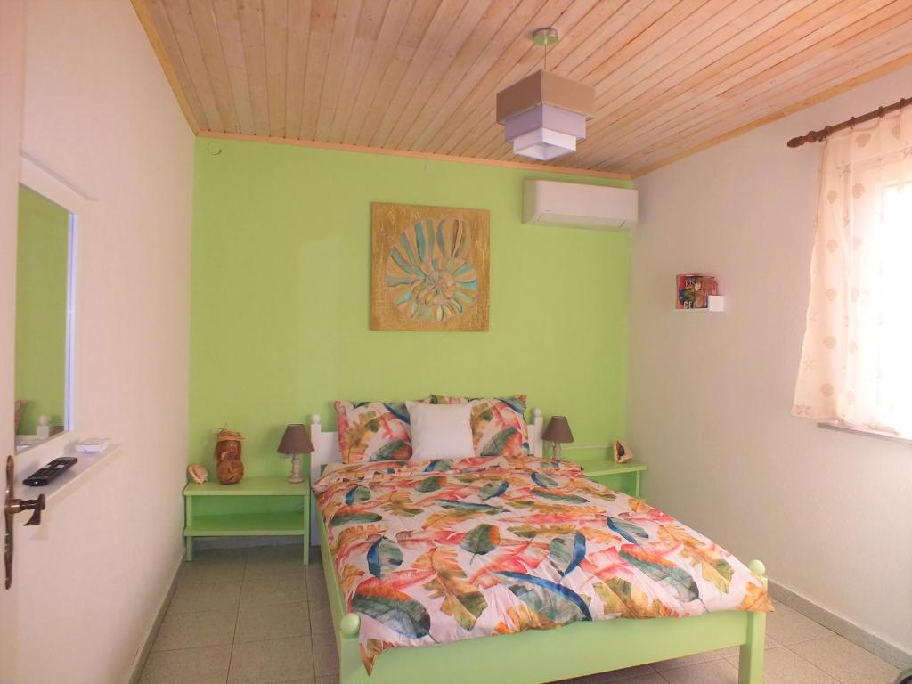 A bed or beds in a room at Asprovalta Family Villas