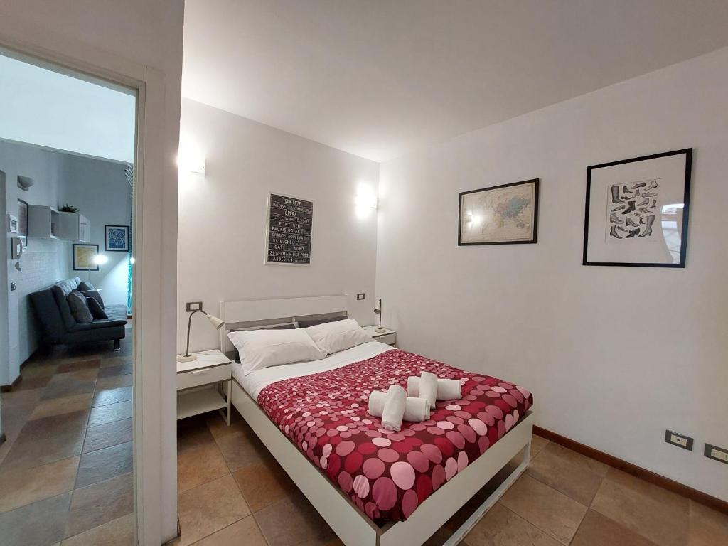 Un dormitorio con una cama con dos velas. en Silvia Apartment, en Florencia