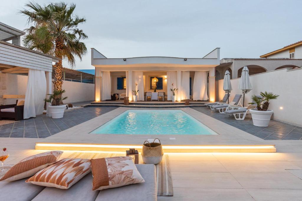 una piscina en el patio trasero de una casa en Villa del Glicine, en Santa Maria del Focallo