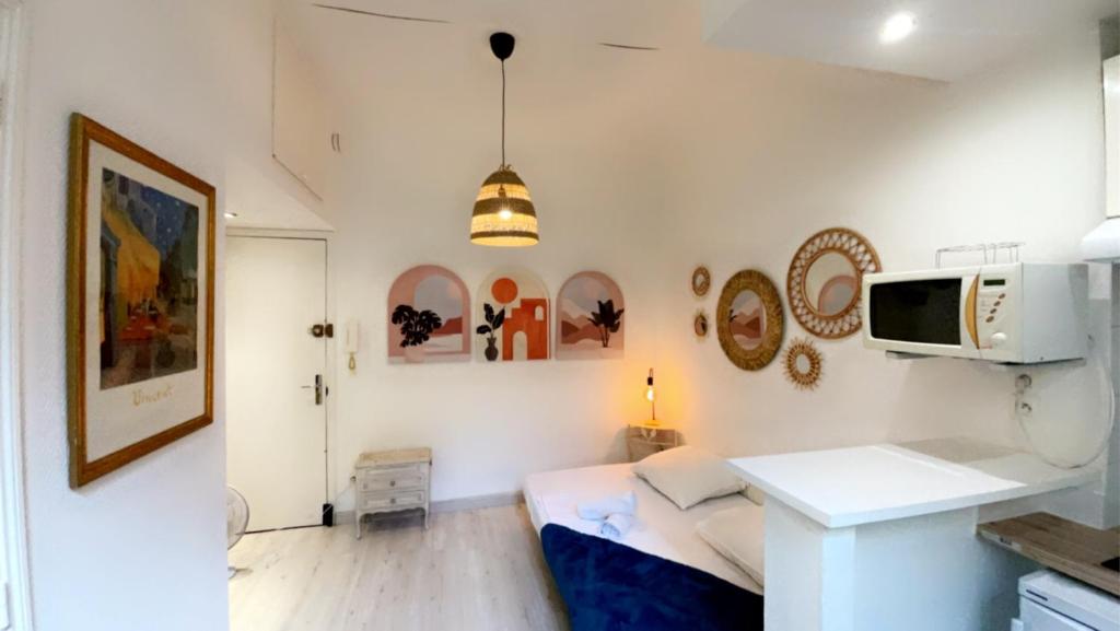 Cette petite chambre comprend un lit et une cuisine. dans l'établissement Bonaparte - Wifi, Hyper centre, 2 pers, à Nice