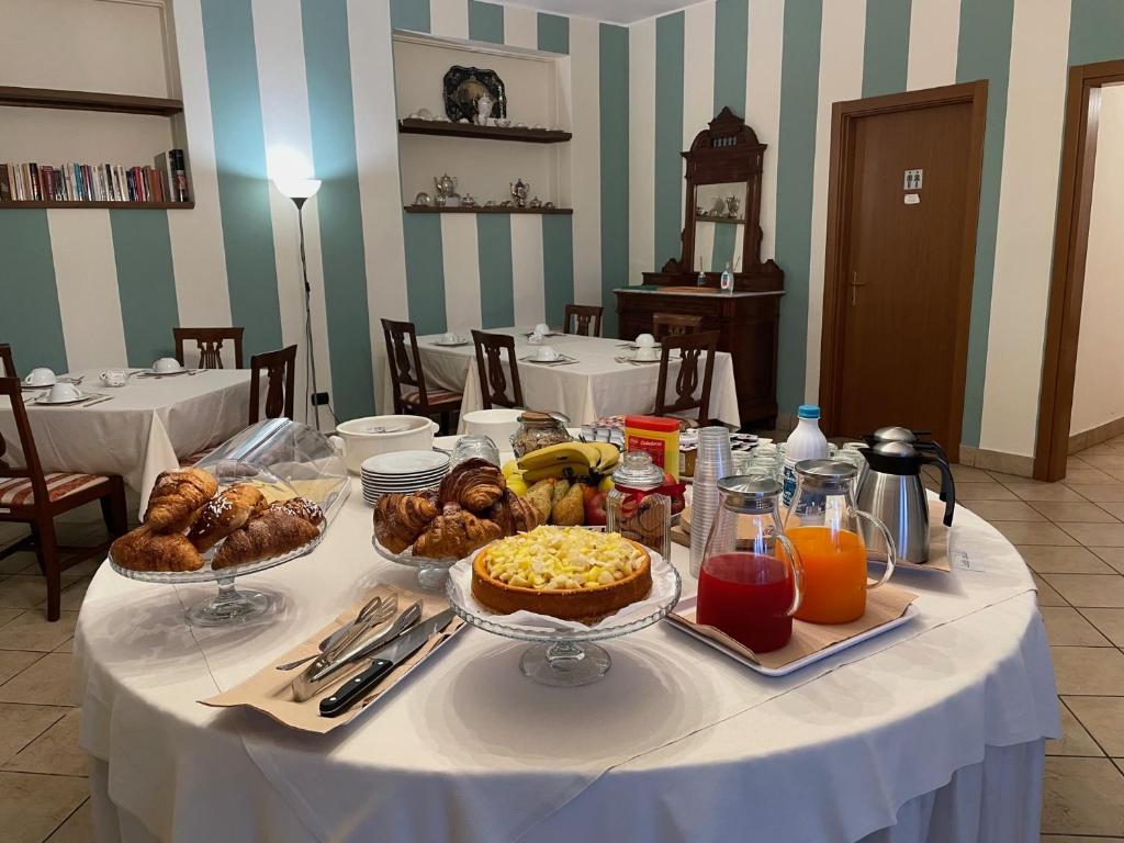 una mesa con platos de comida encima en Agriturismo Corte Spino, en Nogarole Rocca