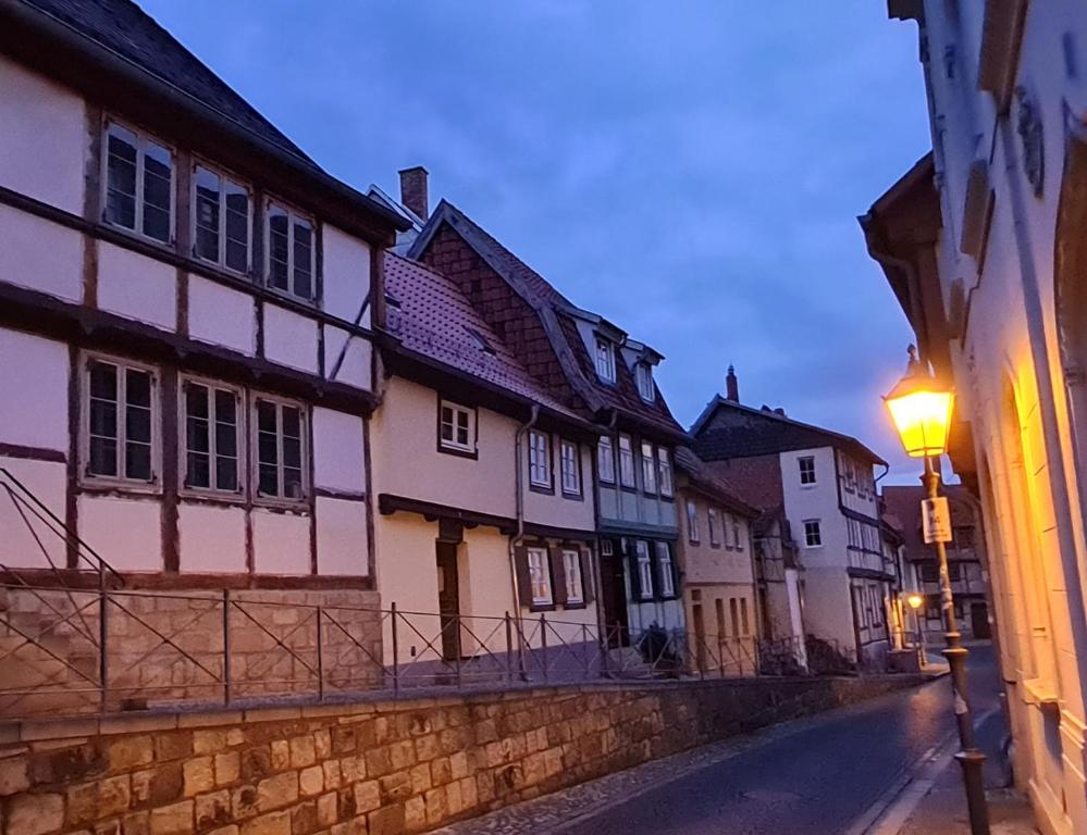 eine Straße mit Häusern und einem Straßenlicht auf einer Straße in der Unterkunft Ferienhaus Schatzliebe in Quedlinburg