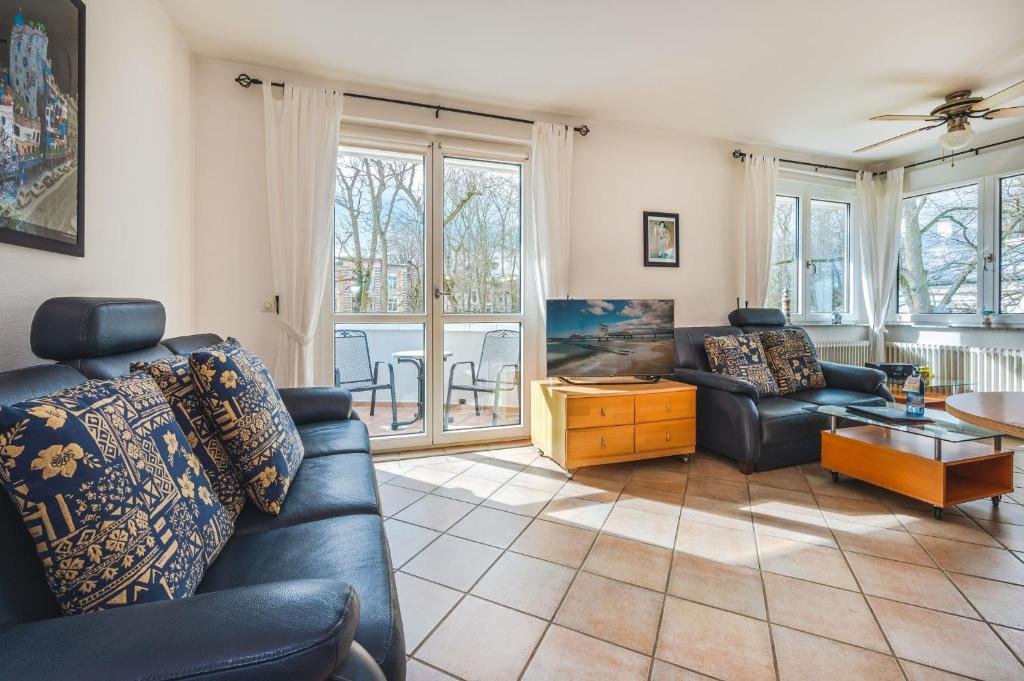 una sala de estar con un sofá y una mesa en Villa Seepark - 12, en Heringsdorf