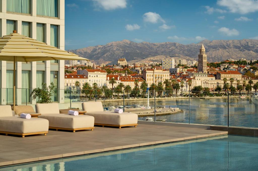 Blick auf die Stadt vom Hotelpool in der Unterkunft Hotel Ambasador in Split