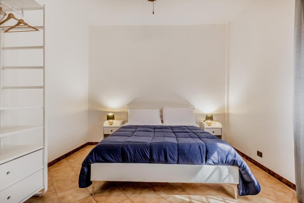 1 dormitorio con 1 cama y 2 mesitas de noche en MARCONI31Eredia en Roma