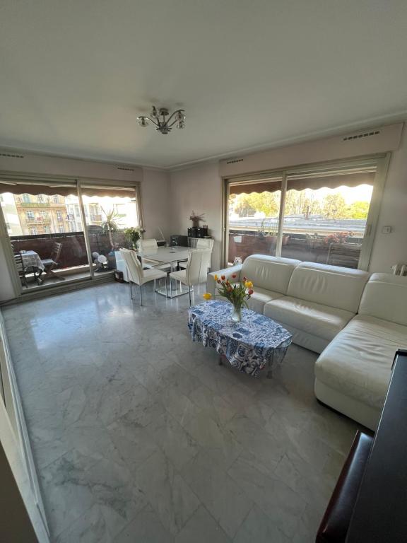 Posedenie v ubytovaní Chambre privée avec terrasse au port de Nice