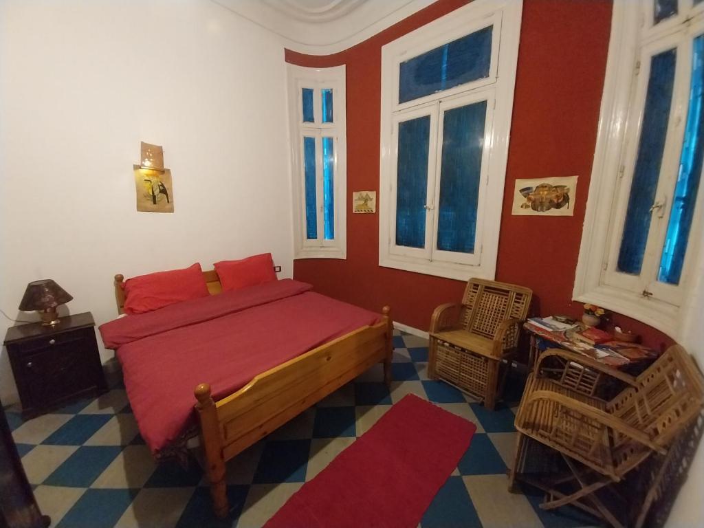 um quarto com uma cama e duas janelas em اللوكاندة الجديدة New Hotel em Alexandria