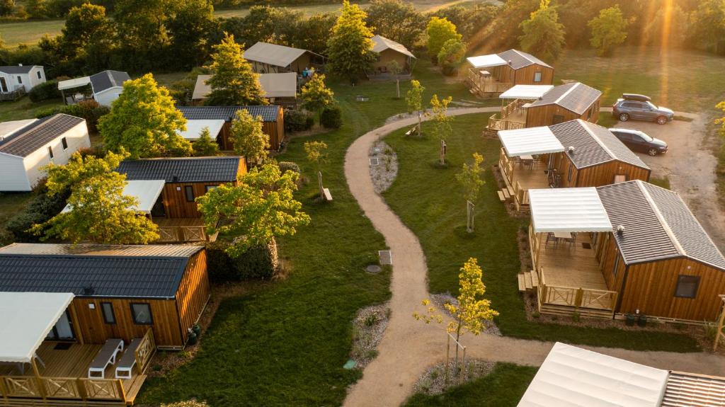 - une vue aérienne sur un village avec des maisons en bois dans l&#39;établissement Camping RCN La Ferme du Latois, à Coëx