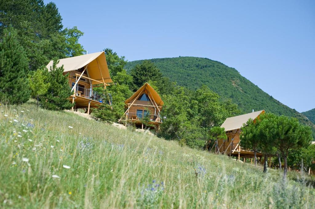 un grupo de cabañas en la cima de una colina en Village Huttopia Dieulefit en Dieulefit