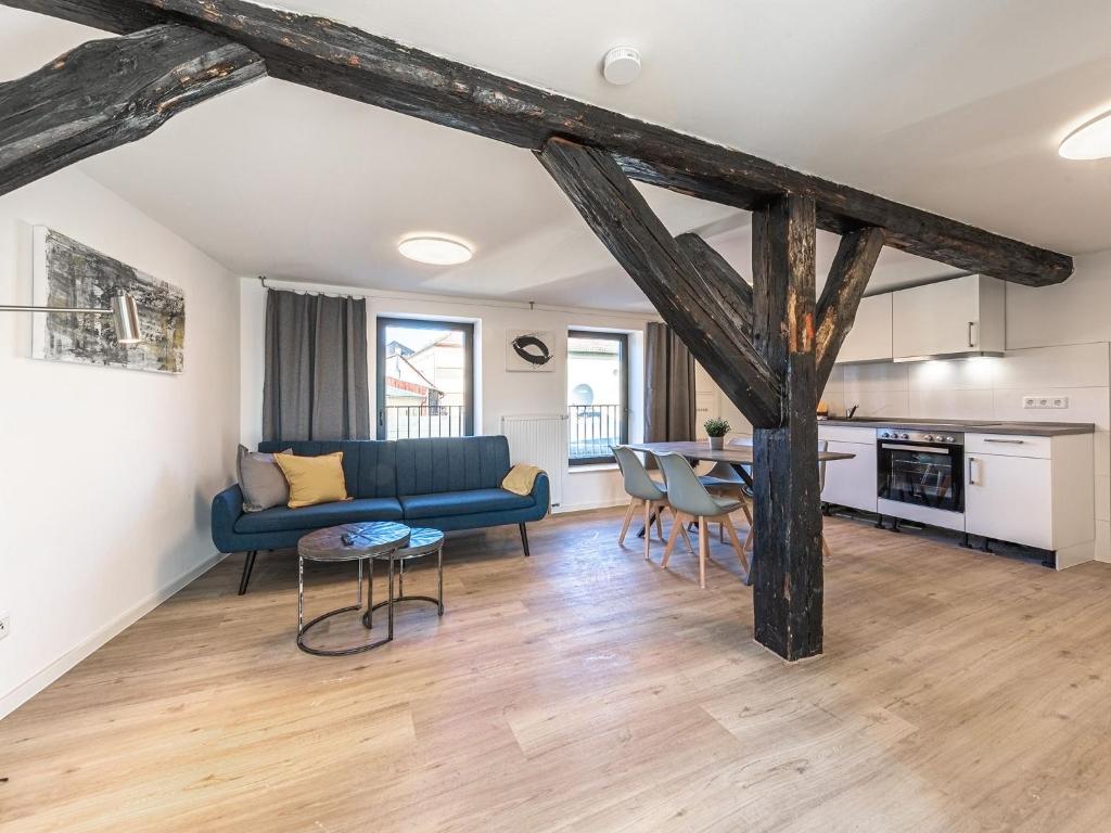 a living room with a blue couch and a table at StadtQuartier im Stadtzentrum in Malchow