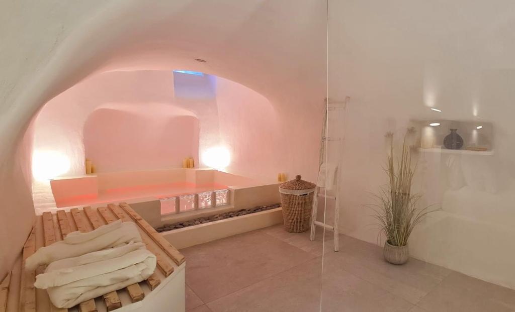 La salle de bains est pourvue d'une douche et d'un banc. dans l'établissement Loveroom La Cesarine Jacuzzi privé, à Mougins