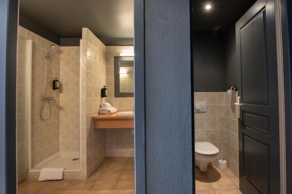 Koupelna v ubytování Hôtel La Perna