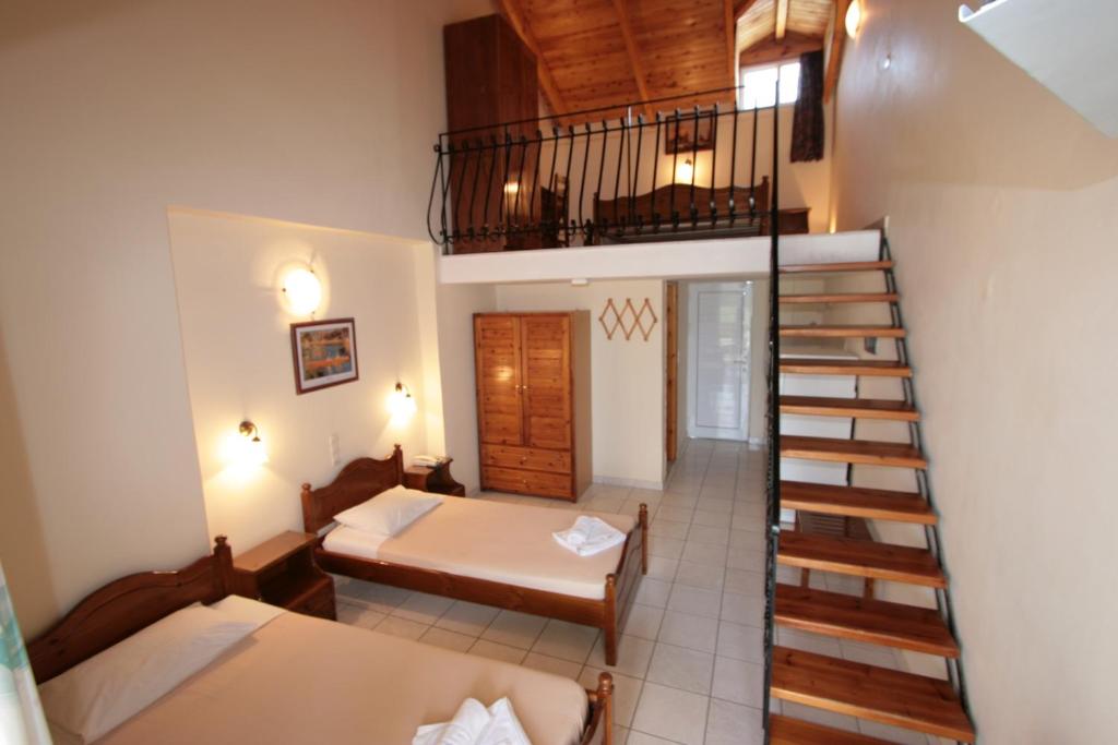 Tempat tidur dalam kamar di Village Inn Studios & Family Apartments