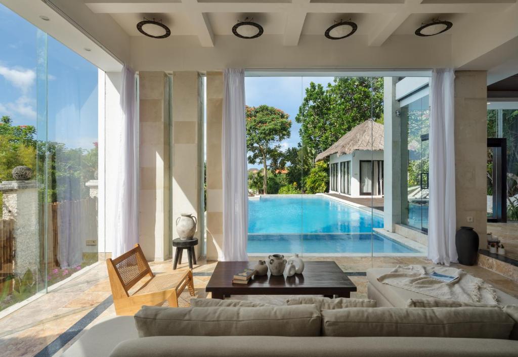 Bazén v ubytování Charming 4-bedroom Villa - Melasti Beach nebo v jeho okolí