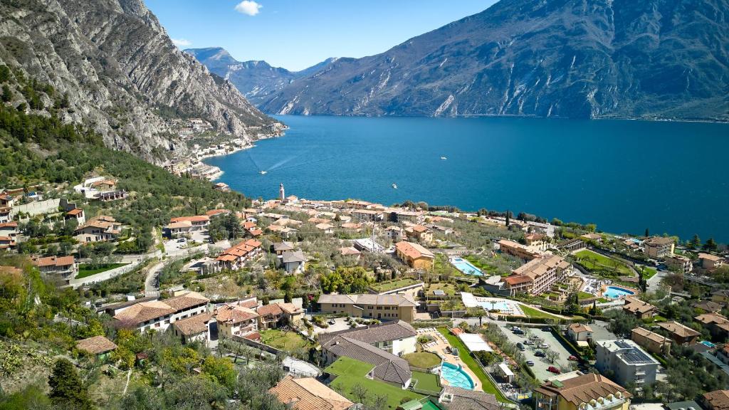 widok z góry na miasto obok zbiornika wodnego w obiekcie Hotel Royal Village w mieście Limone sul Garda