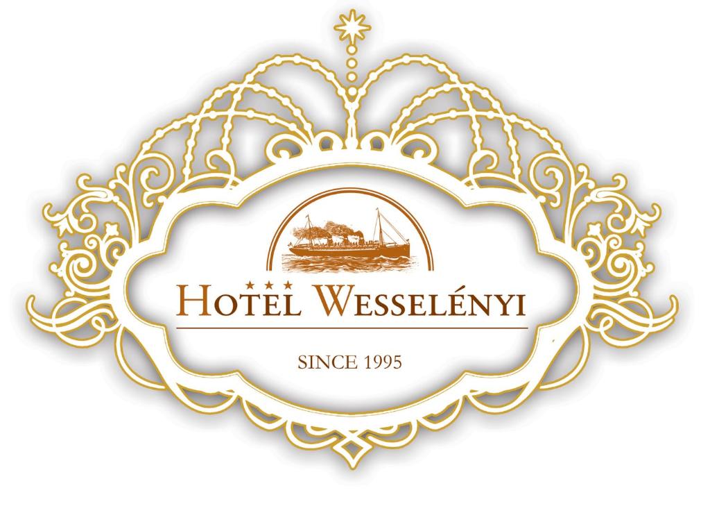 een bord voor een hotel met een foto van een boot bij Hotel Wesselényi in Győr