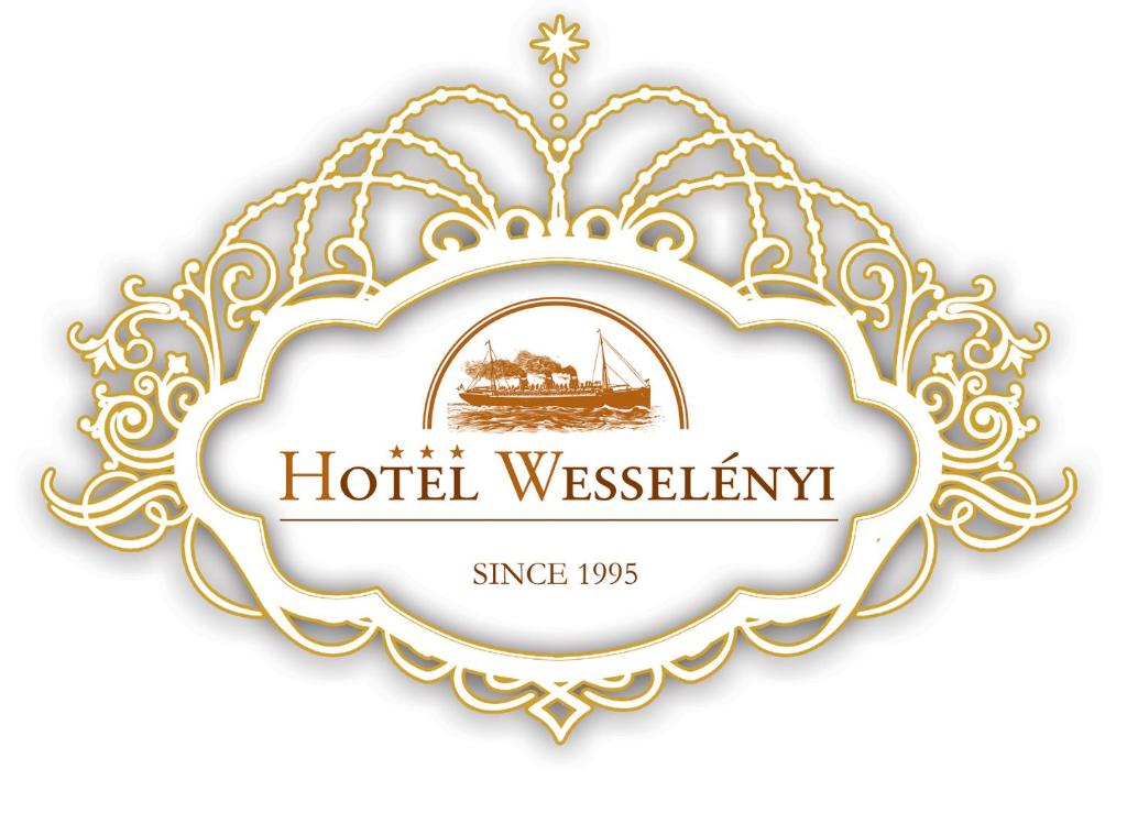 un panneau indiquant un hôtel avec une photo d'un bateau dans l'établissement Hotel Wesselényi, à Győr