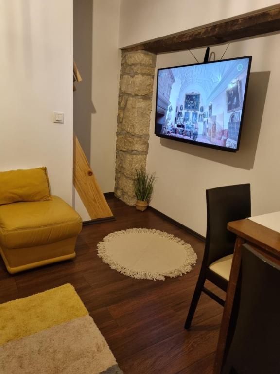 Televízia a/alebo spoločenská miestnosť v ubytovaní Holiday Old stone house