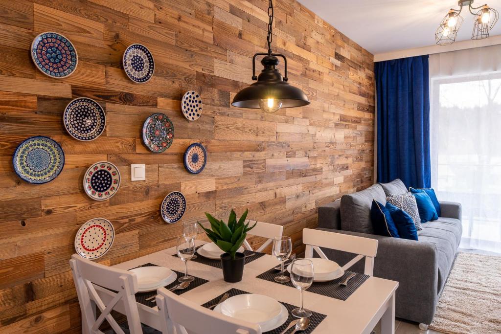 Posedenie v ubytovaní Apartamenty z basenem i saunami STONE HILL RESORT VIP Centrum by Royal Aparts
