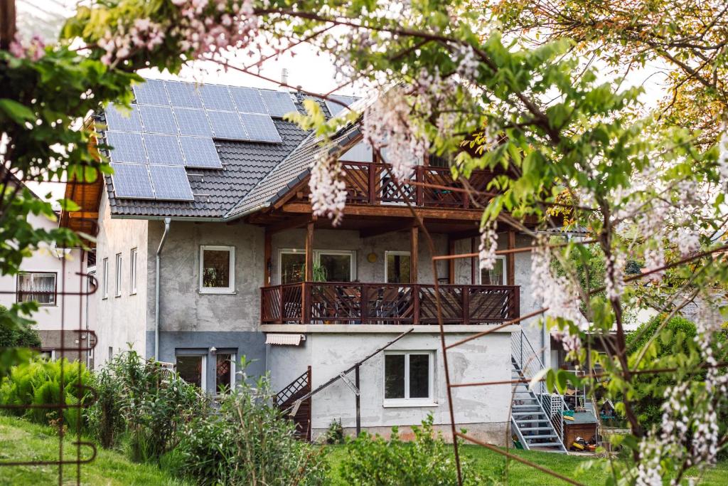 ein Haus mit Sonnenkollektoren auf dem Dach in der Unterkunft Blatterlhof 