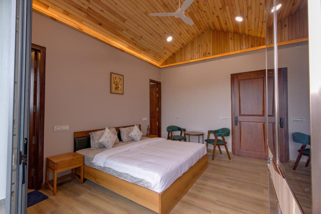 Kailasham Stay - Deluxe Double Room With Balcony