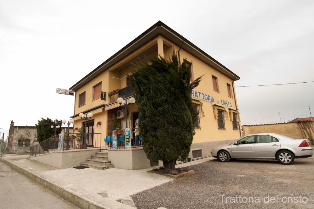 a car parked in front of a building at Affittacamere Trattoria Del Cristo in Ospedaletto Lodigiano