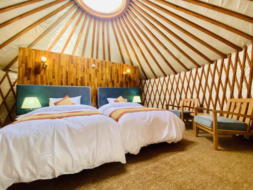 1 dormitorio con 2 camas en una yurta en APEX Le Yurt Skardu, en Skardu