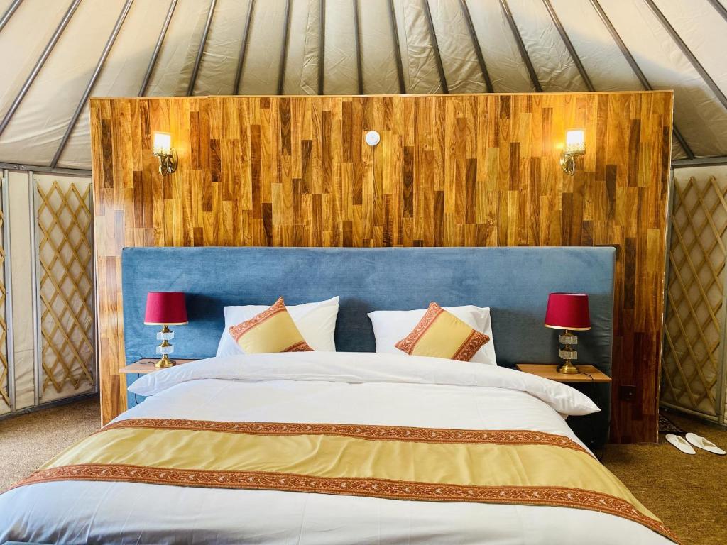 um quarto com uma cama grande numa tenda em APEX Le Yurt Skardu em Skardu