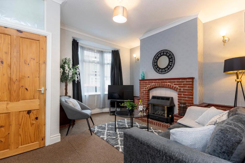 uma sala de estar com um sofá e uma lareira em Comfy & Homely Ideal for Families & Contractors em Darlington
