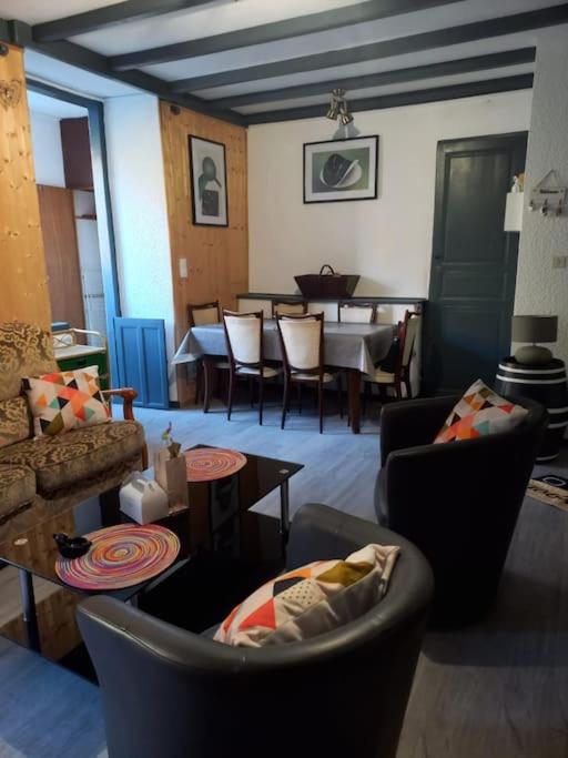 - un salon avec des canapés et une salle à manger dans l'établissement Beau appartement en résidence, à Eaux-Bonnes