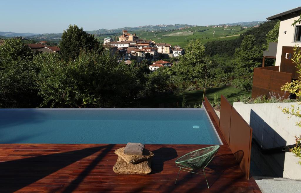 een uitzicht op een zwembad vanuit een huis bij Villa Carla Suites in Barolo in Barolo