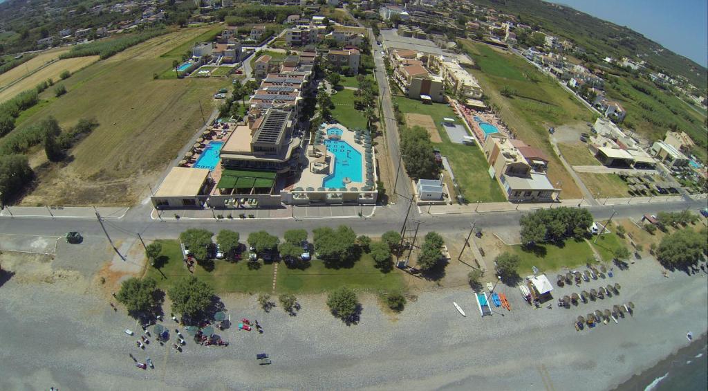 eine Luftansicht eines Resorts mit Pool in der Unterkunft Maleme Mare in Maleme