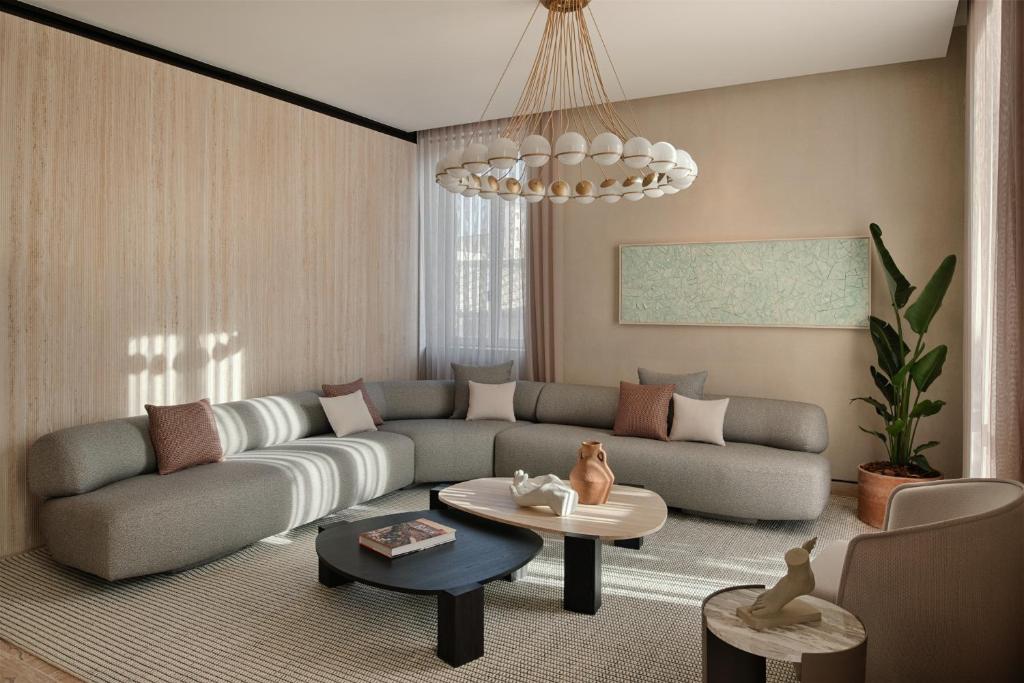 uma sala de estar com um sofá e uma mesa em Six Senses Rome em Roma