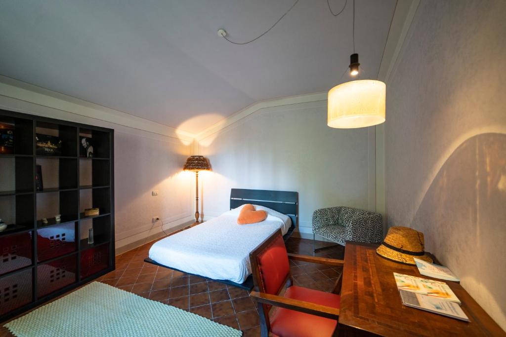 - une chambre avec un lit, une table et un bureau dans l'établissement VILLA ALTA ECO&LUXURY, à Provaglio d'Iseo
