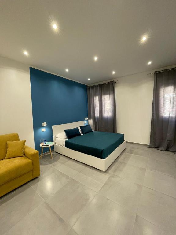 1 dormitorio con 1 cama grande y 1 sofá amarillo en CIVICO 66 en Palermo