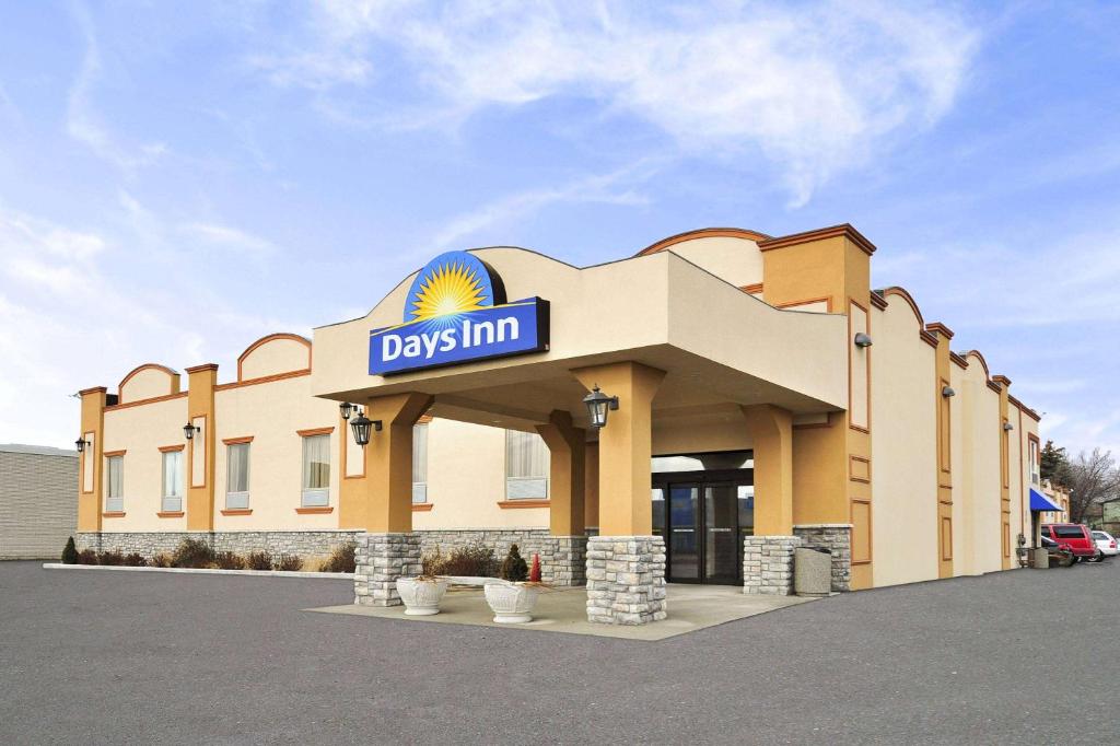 Un edificio de una posada de día con un cartel en él en Days Inn by Wyndham Brampton en Brampton