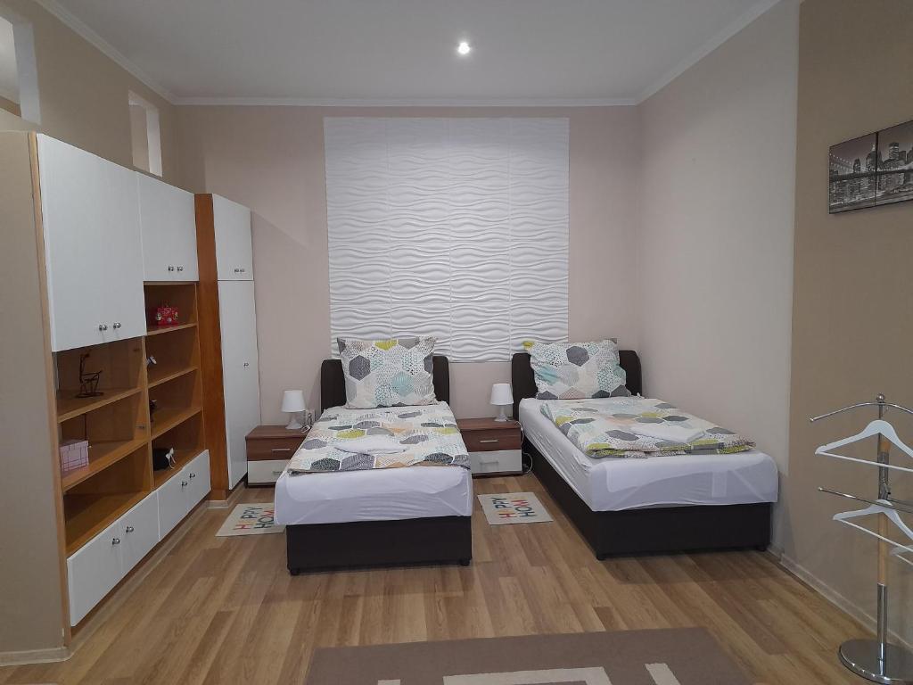 Postel nebo postele na pokoji v ubytování Edina Apartman