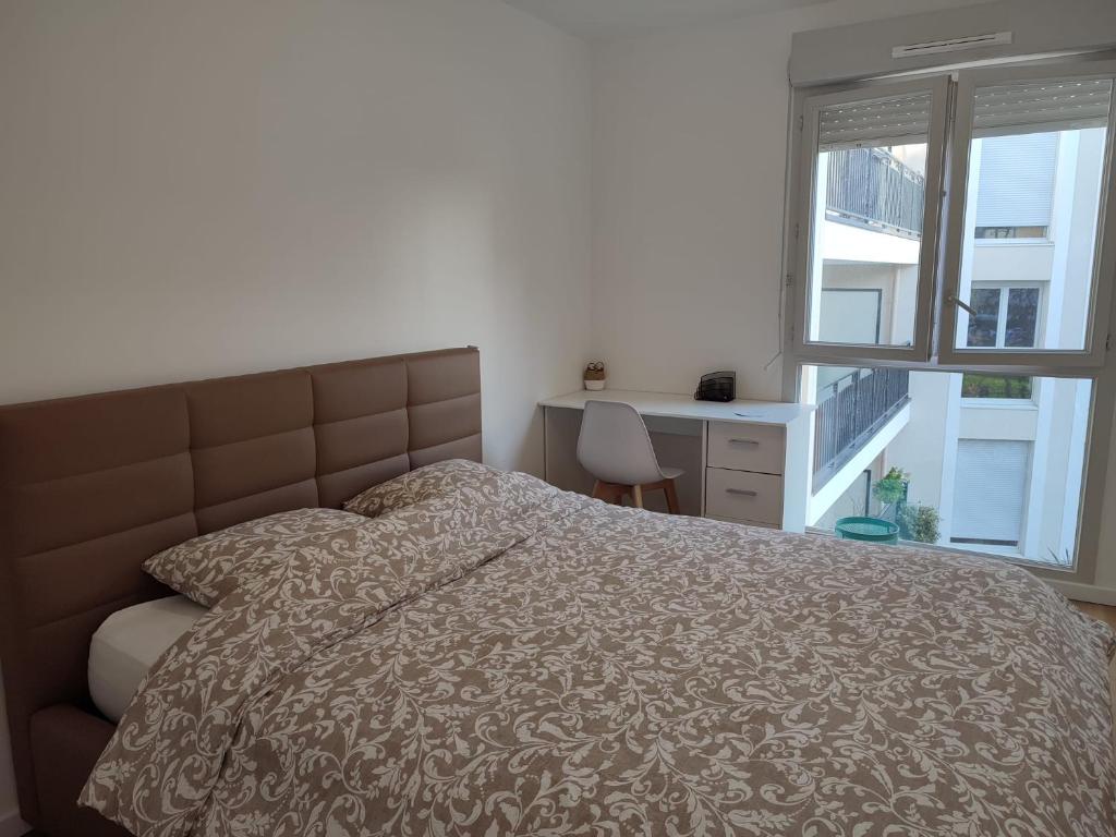 a bedroom with a bed and a window and a desk at Opposite Metro 14, Cozy Guest Room with Garden & Free Parking, 5 min Orly Airport, 7 min Paris in Chevilly-Larue