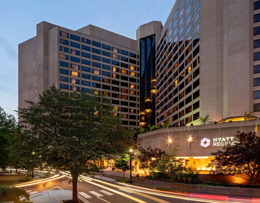 een uitzicht op een gebouw 's nachts met een straat bij Hyatt Regency Crystal City at Reagan National Airport in Arlington