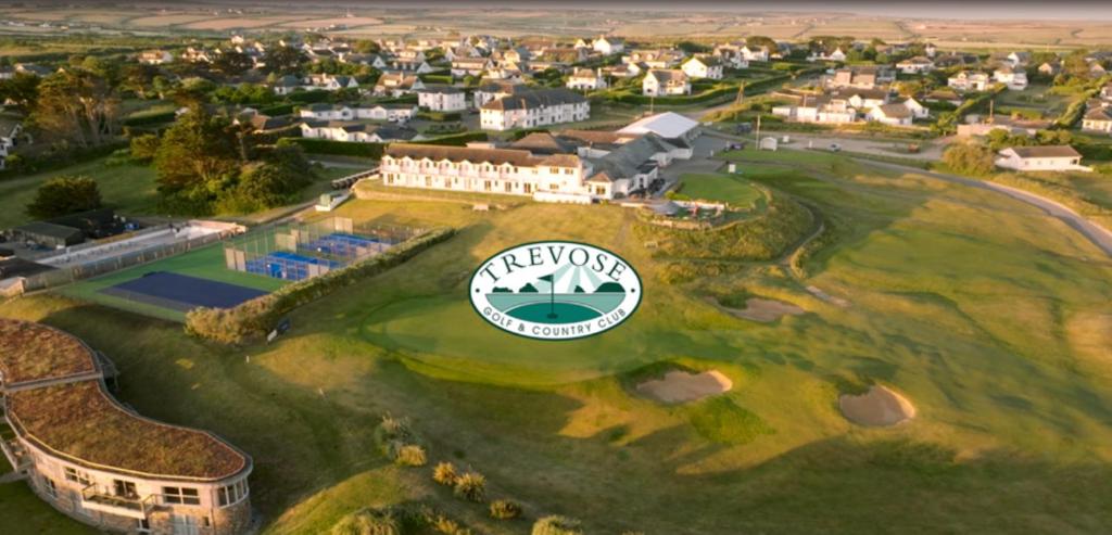 eine Luftansicht eines Golfplatzes mit dem Logo des niewok Clubs auf in der Unterkunft Trevose Golf and Country Club in Padstow