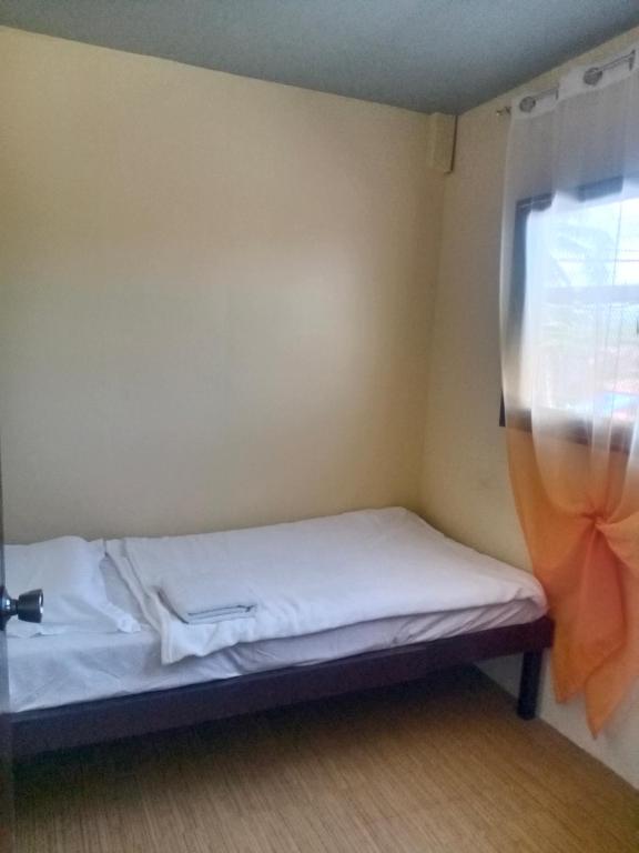 Postel nebo postele na pokoji v ubytování Z&J Transient House