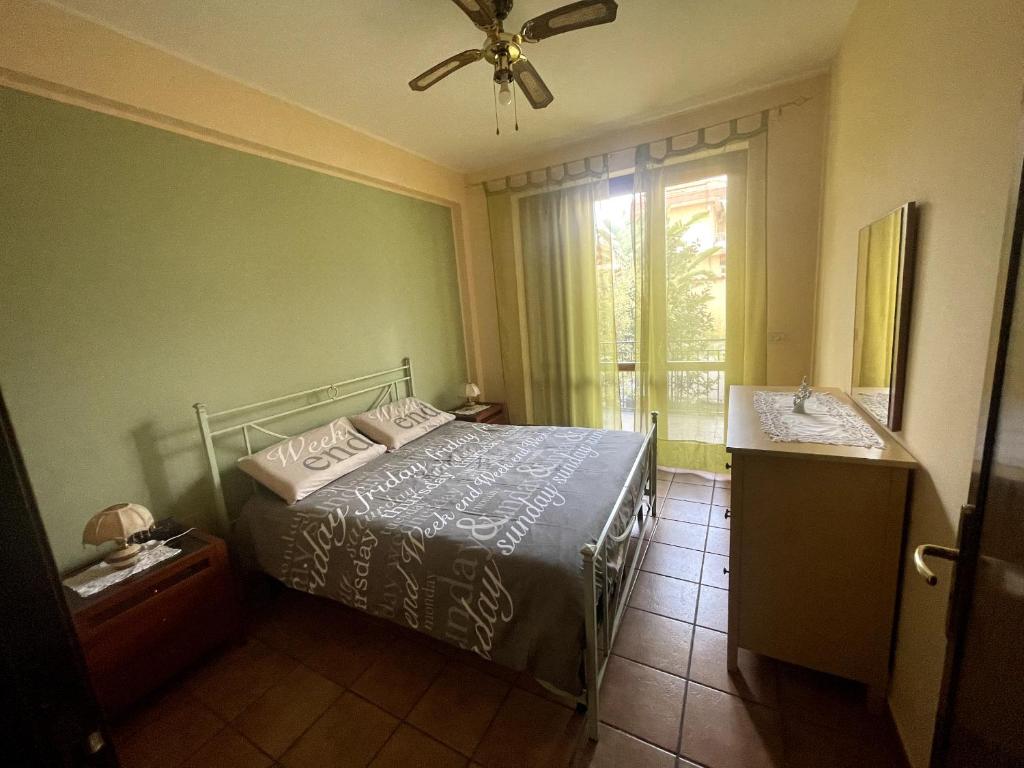 Da Cinzia في Stazzo: غرفة نوم بها سرير ونافذة بها حوض