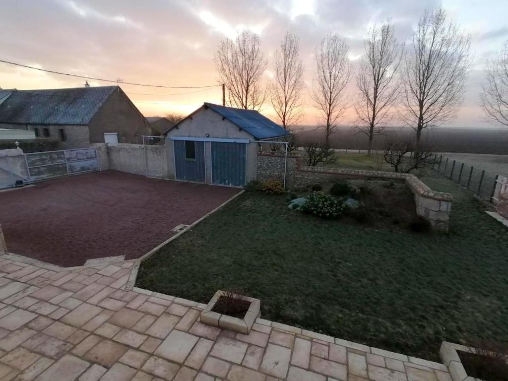Vonkajšia záhrada v ubytovaní Maison charmante à La Chapelle-Saint-Martin-en-Plaine avec jardin