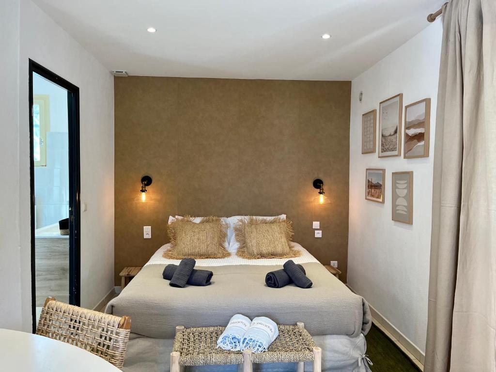 1 dormitorio con 1 cama con 2 toallas en Domaine de Licetto, en Bonifacio