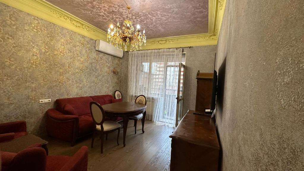 een woonkamer met een rode bank en een tafel bij Downtown Luxury furnished apartment in Jerevan