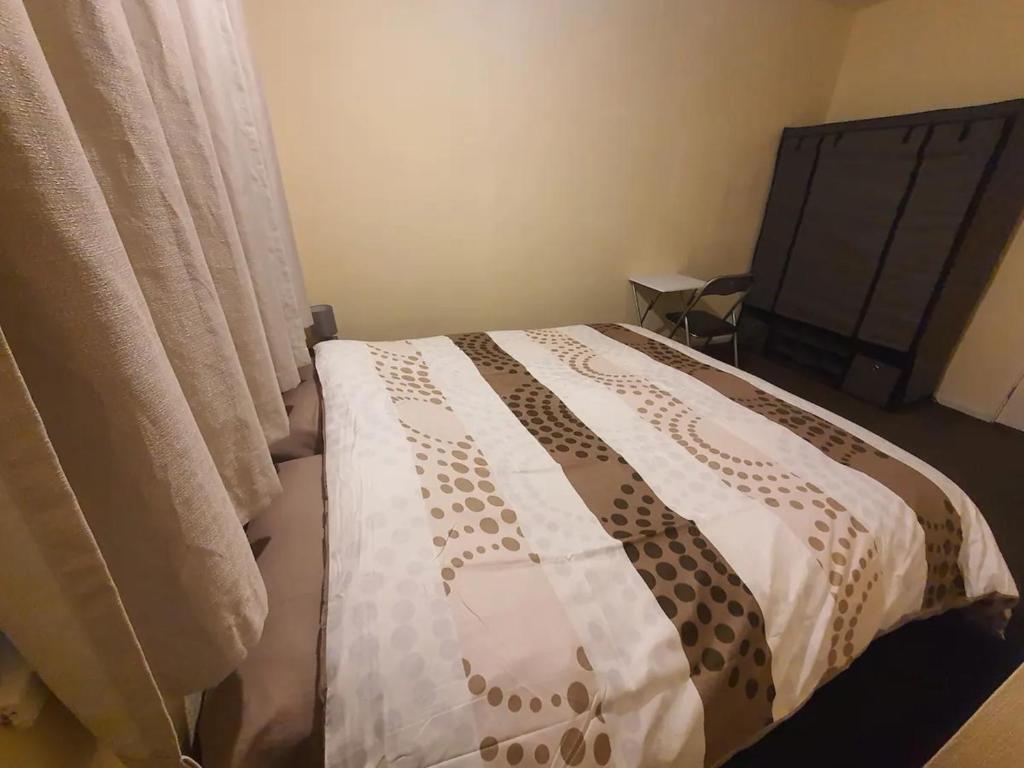A bed or beds in a room at Spacious Double Bedroom Manchester