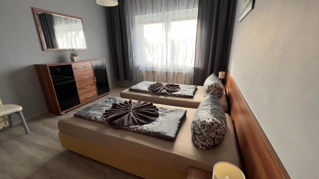 1 Schlafzimmer mit 2 Betten und einem Fenster in der Unterkunft Pension Reiter in Blomberg