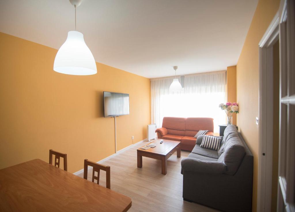 TV a/nebo společenská místnost v ubytování AMPLIO APARTAMENTO EN BURELA