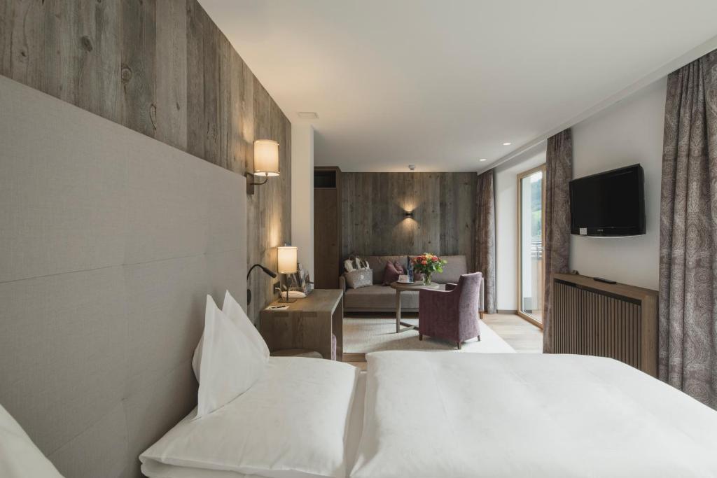 Televízia a/alebo spoločenská miestnosť v ubytovaní Hotel Schwarzer Adler - Sport & Spa